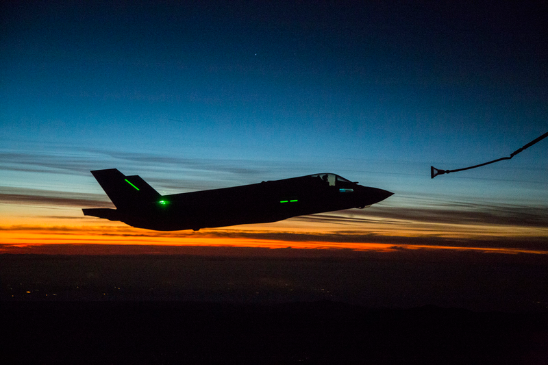 Illustration for article titled These Shots Of An F-35 Refueling At Dusk Over Edwards AFB Are Stunning